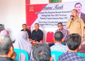 DPC PDI Perjuangan Jepara Bersama Gilang, Serahkan Bantuan PIP