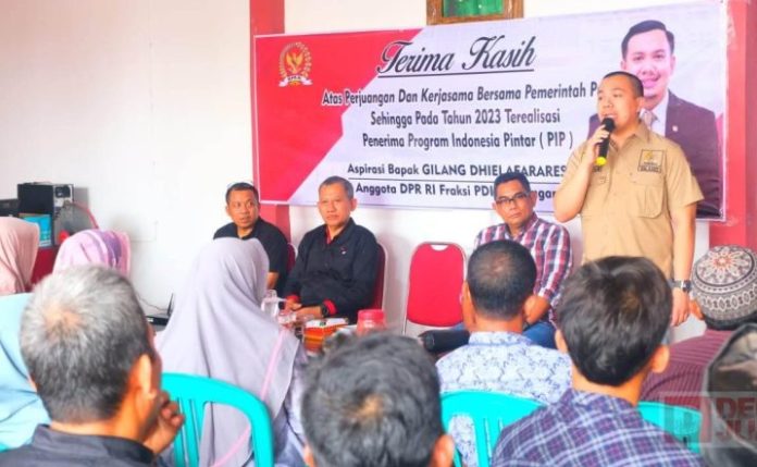 DPC PDI Perjuangan Jepara Bersama Gilang, Serahkan Bantuan PIP DPC PDI Perjuangan Jepara Bersama Gilang, Serahkan Bantuan PIP