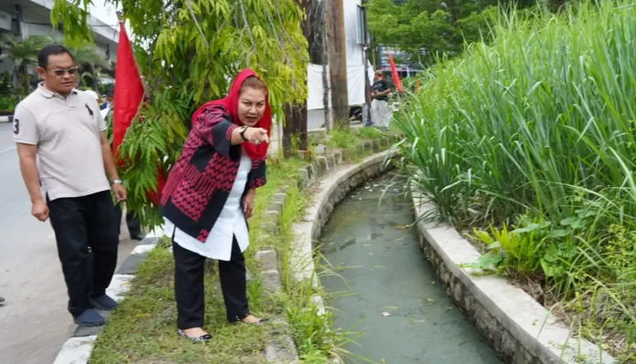 Respon Aduan Warga, Mbak Ita Cek Langsung Sumber Genangan Air di Puri Anjasmoro Respon Aduan Warga, Mbak Ita Cek Langsung Sumber Genangan Air di Puri Anjasmoro