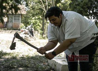 Farid Ardika Bantu Paving Block di Punden Mbah Gilang