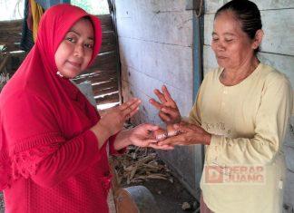 Komandan Tempur Bintang Dua Blora, Lakukan Aksi Bagi- Bagi Telur Gratis