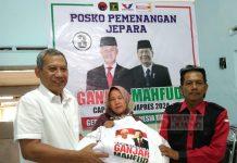 Junarso Bagikan Kaos Ganjar Kepada Relawan pemenangan