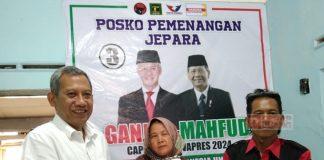 Junarso Bagikan Kaos Kepada Tim Relawan Pemenangan Ga-Ma Junarso Bagikan Kaos Ganjar Kepada Relawan pemenangan