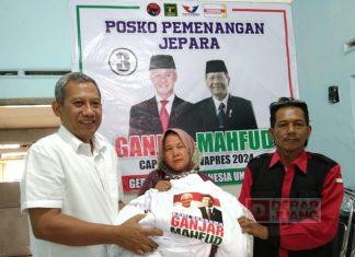 Junarso Bagikan Kaos Ganjar Kepada Relawan pemenangan