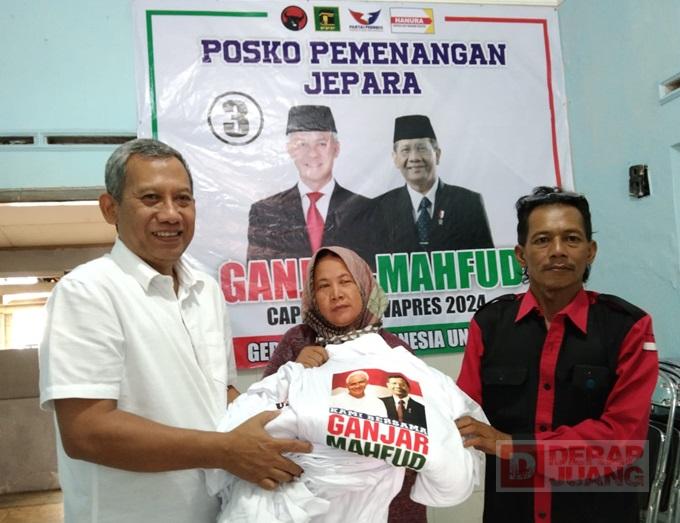 Junarso Bagikan Kaos Ganjar Kepada Relawan pemenangan Junarso Bagikan Kaos Ganjar Kepada Relawan pemenangan