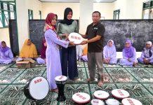 Lestarikan Seni Tradisional Islami, BHB Beri Alat Hadroh kepada Muslimat Silado Hadroh