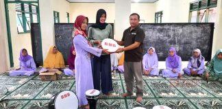 Lestarikan Seni Tradisional Islami, BHB Beri Alat Hadroh kepada Muslimat Silado Hadroh