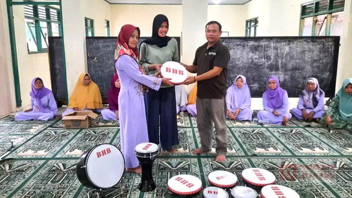 Lestarikan Kesenian Tradisional, BHB Beri Alat Hadroh kepada Muslimat Silado Hadroh