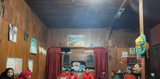 Mas Bram bersama pemuda Desa Deras