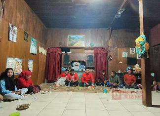 Mas Bram bersama pemuda Desa Deras