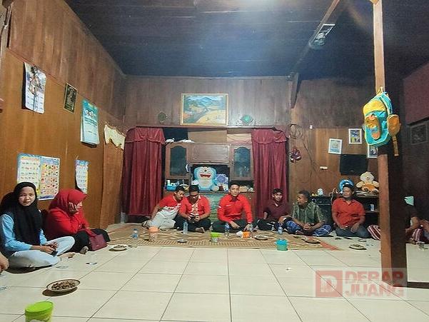 Mas Bram bersama pemuda Desa Deras Mas Bram bersama pemuda Desa Deras