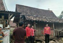 Mas Bram Bantu Rumah Rusak Terkena Angin di Desa Deras