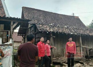 Mas Bram Bantu Rumah Rusak Terkena Angin di Desa Deras Mas Bram Bantu Rumah Rusak Terkena Angin di Desa Deras
