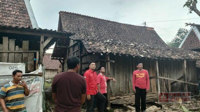 Mas Bram Bantu Rumah Rusak Terkena Angin di Desa Deras Mas Bram Bantu Rumah Rusak Terkena Angin di Desa Deras