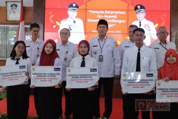 Mas Jekek Berikan Beasiswa Kepada 818 Mahasiswa Wonogiri