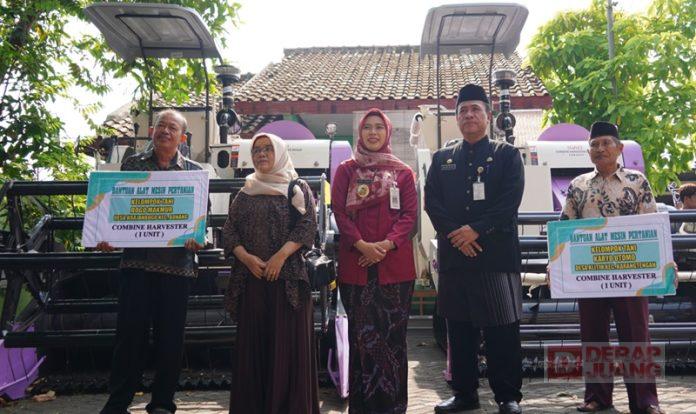 Mbak Eisti Serahkan Bantuan Alsintan kepada Kelompok Tani