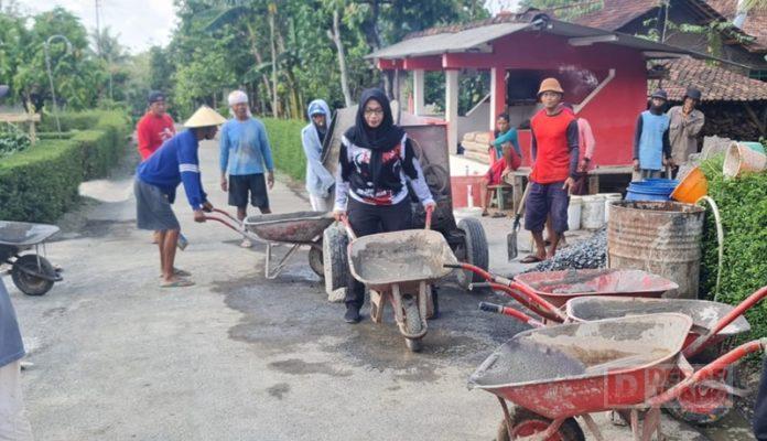 Mbak Jeki Turut Gotong-Royong Revitalisasi Jalan Mbak Jeki Turut Gotong-Royong Revitalisasi Jalan