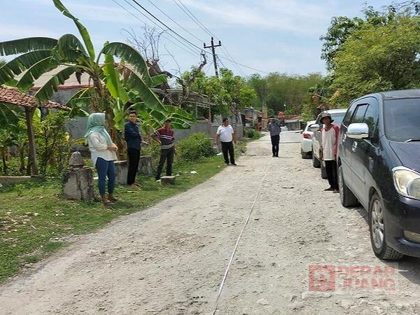 Mbak Mega survey lokasi pembangunan jalan Mbak Mega survey lokasi pembangunan jalan