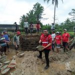 Medy Aditiya gotong-royong membangun pondasi jembatan di Desa Kalierang