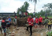 Medy Aditiya gotong-royong membangun pondasi jembatan di Desa Kalierang