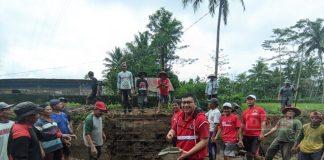 Medy Aditiya gotong-royong membangun pondasi jembatan di Desa Kalierang