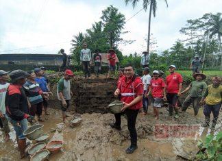 Medy Aditiya Gotong-Royong Bangun Jembatan Bersama Warga Desa Kalierang Medy Aditiya gotong-royong membangun pondasi jembatan di Desa Kalierang
