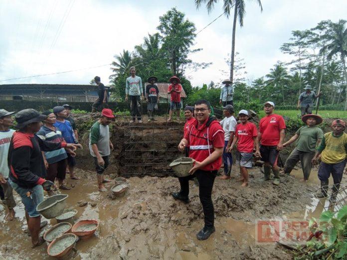 Medy Aditiya gotong-royong membangun pondasi jembatan di Desa Kalierang Medy Aditiya gotong-royong membangun pondasi jembatan di Desa Kalierang