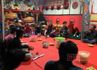 Medy Aditiya memberi bantuan dana hibah kepada kelompok seni di Dusun Selomerto