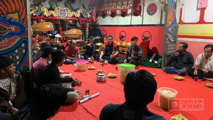 Medy Aditiya memberi bantuan dana hibah kepada kelompok seni di Dusun Selomerto Medy Aditiya memberi bantuan dana hibah kepada kelompok seni di Dusun Selomerto