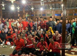 Medy Aditiya memberi evaluasi dan arahan team gugus tugas di Desa Semayu