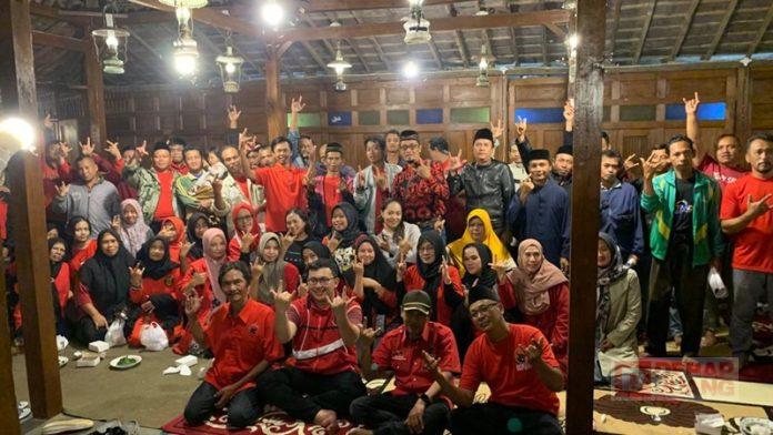 Medy Aditiya memberi evaluasi dan arahan team gugus tugas di Desa Semayu Medy Aditiya memberi evaluasi dan arahan team gugus tugas di Desa Semayu