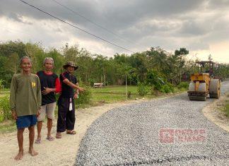 Mulyadi Kawal Pengaspalan Jalan Gumuk Mulyadi Kawal Pengaspalan Jalan Gumuk