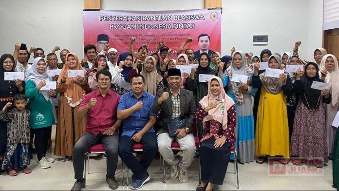 Saiful M. Abidin S.KM selaku Anggota DPRD Kabupaten Jepara dan Gilang Dhielafararez, SH. LLM. membagikan beasiswa program Indonesia pintar (PIP) di SMK Walisongo