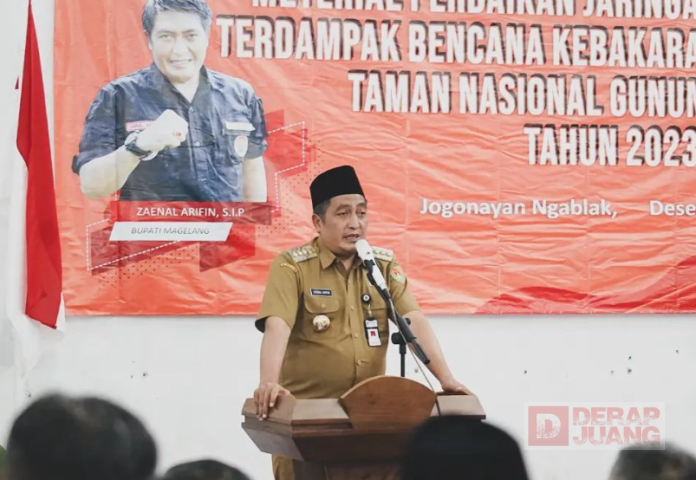 Bupati Magelang Memberikan Bantuan Material Perbaikan Jaringan Air Bersih Terdampak Bencana Kebakaran Hutan dan Lahan