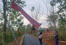 Sri Rejeki Ucapkan Terima Kasih untuk Mas Jekek Melalui Spanduk Go Nyawiji Migunani Sri Rejeki Ucapkan Terima Kasih untuk Mas Jekek Melalui Spanduk Go Nyawiji Migunani