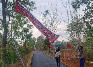 Sri Rejeki Ucapkan Terima Kasih untuk Mas Jekek Melalui Spanduk Go Nyawiji Migunani