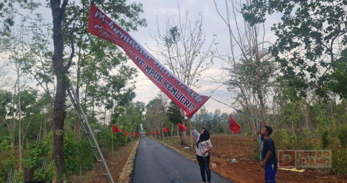 Sri Rejeki Ucapkan Terima Kasih untuk Mas Jekek Melalui Spanduk Go Nyawiji Migunani Sri Rejeki Ucapkan Terima Kasih untuk Mas Jekek Melalui Spanduk Go Nyawiji Migunani
