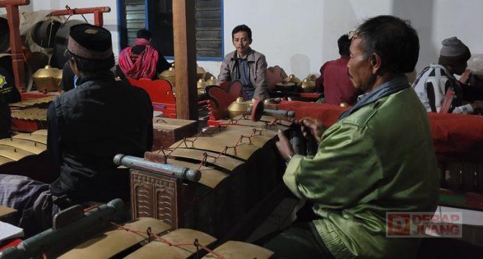 Suyoto Turut Nguri-Uri Budaya Gamelan Jawa Bersama Warga Dusun Ngrapah Suyoto Turut Nguri-Uri Budaya Gamelan Jawa Bersama Warga Dusun Ngrapah