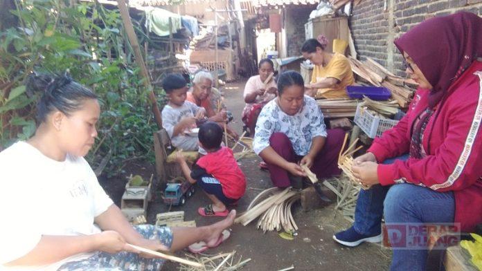 Turun Dapil Wahyuningsih Temui Pengrajin Keranjang Ikan