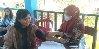 Warga Antusias Ikuti Pengobatan Gratis Yang Diadakan dr. Megawati Hartono Warga Antusias Ikuti Pengobatan Gratis Yang Diadakan dr. Megawati Hartono