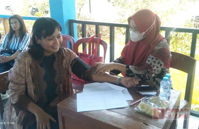 Warga Antusias Ikuti Pengobatan Gratis Yang Diadakan dr. Megawati Hartono Warga Antusias Ikuti Pengobatan Gratis Yang Diadakan dr. Megawati Hartono