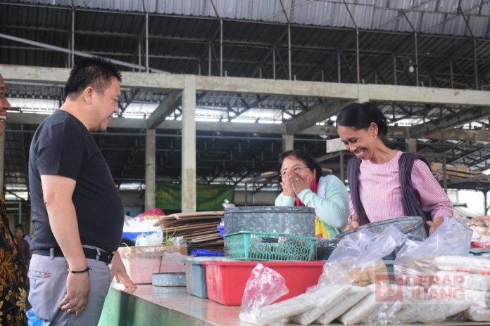 Dance Ishak Palit, M.Si memantau harga-harga kebutuhan pokok menjelang Natal dan Tahun Baru (Nataru) Bung Dance Cek Harga Jelang Natal dan Tahun Baru di Pasar Blauran II