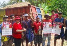 Tebar Manfaat, Bu Nyai Berikan Bantuan Batu Cabluk Kepada Warga Cinyawang