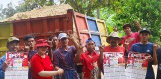 Tebar Manfaat, Bu Nyai Berikan Bantuan Batu Cabluk Kepada Warga Cinyawang