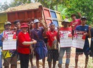 Tebar Manfaat, Bu Nyai Berikan Bantuan Batu Cabluk Kepada Warga Cinyawang