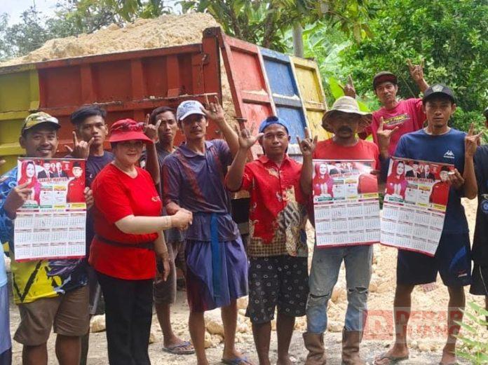 Tebar Manfaat, Bu Nyai Berikan Bantuan Batu Cabluk Kepada Warga Cinyawang