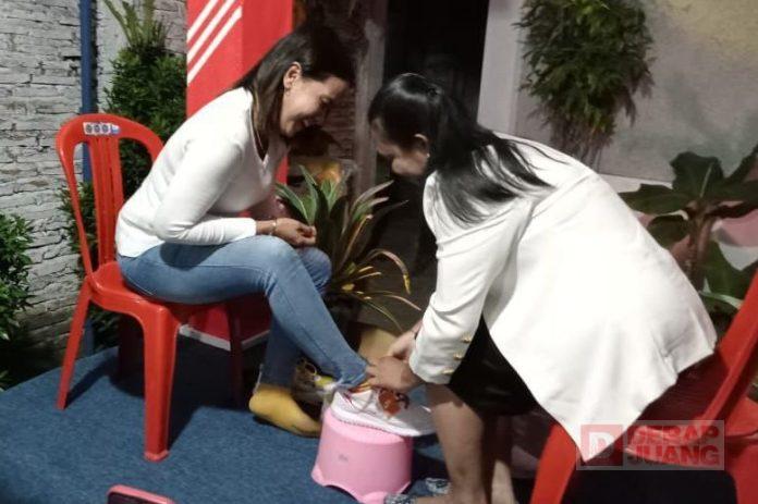 Yustina Titiek, Bagikan Sepatu untuk Masyarakat Pasar Kliwon dan Serengan