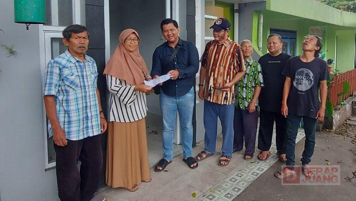 Bonar Gelontorkan Bantuan Sarana Pos Kampling di Margosari Bonar Gelontorkan Bantuan Sarana Pos Kampling di Margosari