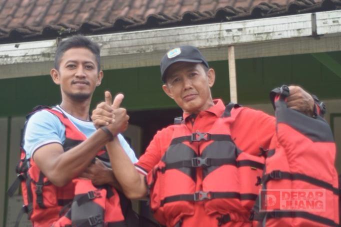 Sarmin beri bantuan Rompi untuk objek wisata Sitalang Sarmin Gelontorkan Rompi untuk Pengusaha di Wisata Sitalang