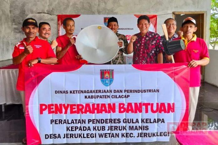 Berikan Manfaat Kepada KUB Jeruklegi Wetan, Andry Serahkan Sejumlah Bantuan